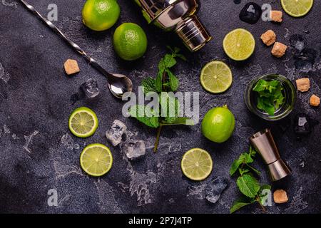 Ingrédients frais et savoureux pour un délicieux cocktail mojito, vue de dessus Banque D'Images