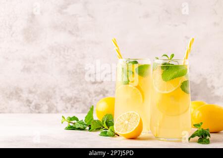 Limonade au citron, à la menthe et aux glaçons en verre, mise au point sélective Banque D'Images