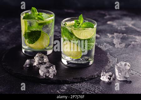 Cocktail rafraîchissant mojito alcoolisé d'été avec glace, menthe fraîche et citron vert, concentration sélective Banque D'Images