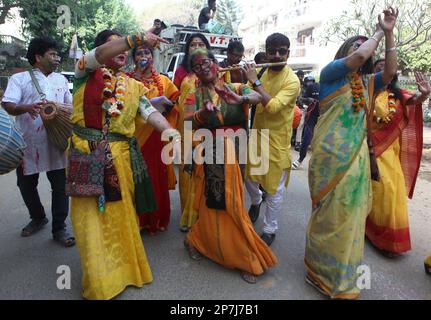 New Delhi, Inde. 08th mars 2023. Des femmes dansant avec une couleur jaune sari sur la route de C.R.Park, à New Delhi pour marquer le festival des couleurs 'Holi'. (Photo de Ranjan Basu/Pacific Press/Sipa USA) crédit: SIPA USA/Alay Live News Banque D'Images