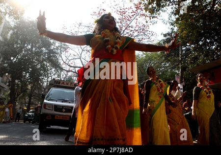 New Delhi, Inde. 08th mars 2023. Des femmes dansant avec une couleur jaune sari sur la route de C.R.Park, à New Delhi pour marquer le festival des couleurs 'Holi'. (Photo de Ranjan Basu/Pacific Press/Sipa USA) crédit: SIPA USA/Alay Live News Banque D'Images