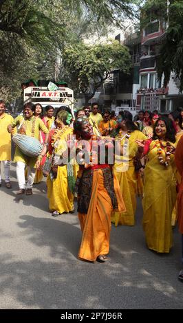 New Delhi, Inde. 08th mars 2023. Des femmes dansant avec une couleur jaune sari sur la route de C.R.Park à New Delhi pour marquer le festival des couleurs 'Holi'. (Photo de Ranjan Basu/Pacific Press/Sipa USA) crédit: SIPA USA/Alay Live News Banque D'Images