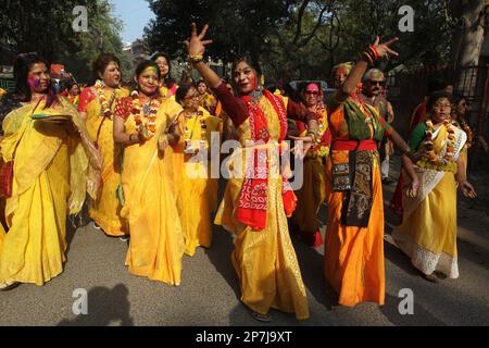 New Delhi, Inde. 08th mars 2023. Des femmes dansant avec une couleur jaune sari sur la route de C.R.Park à New Delhi pour marquer le festival des couleurs 'Holi'. (Photo de Ranjan Basu/Pacific Press/Sipa USA) crédit: SIPA USA/Alay Live News Banque D'Images