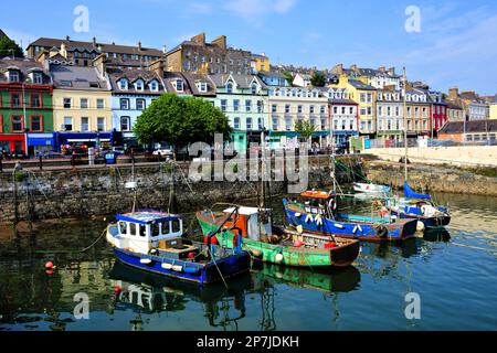 Vieux bateaux avec des bâtiments de port colorés en arrière-plan dans la ville portuaire de Cobh, comté de Cork, Irlande Banque D'Images