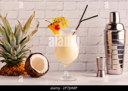 Pina colada traditionnelle des caraïbes dans un verre, garni d'une tranche d'ananas. Banque D'Images