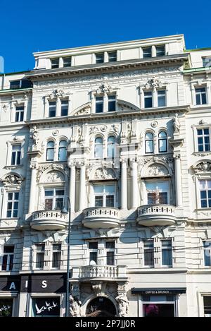 Vienne, Autriche - 18 octobre 2022 : façade d'un ancien bâtiment classique avec statues à Innere Stadt, Vienne, Autriche Banque D'Images
