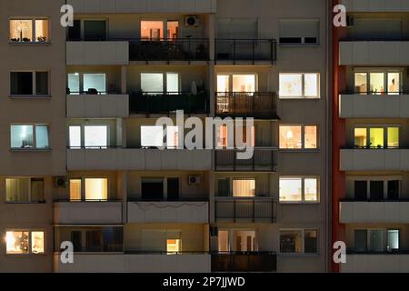 Fenêtres éclairées de l'appartement la nuit dans un bâtiment urbain Banque D'Images