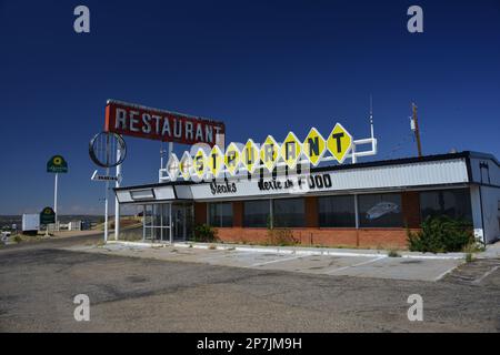 Restaurant abandonné situé à la sortie de l'Interstate 40 le long de l'ancienne route historique 66 à Santa Rosa, Nouveau-Mexique Banque D'Images