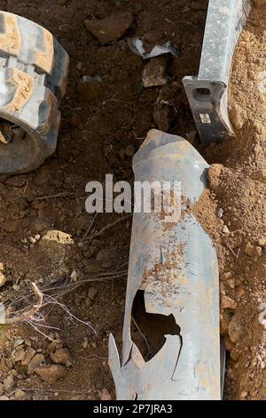 Tuyaux en plastique gris cassés pour l'alimentation en eau ou l'évacuation. Installation et réparation des tuyaux. Plombier soudé de tuyaux en plastique. Le jardinage travaille dans le St Banque D'Images