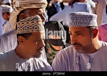 Acheteurs sur le marché de la chèvre, Nizwa, Oman Banque D'Images