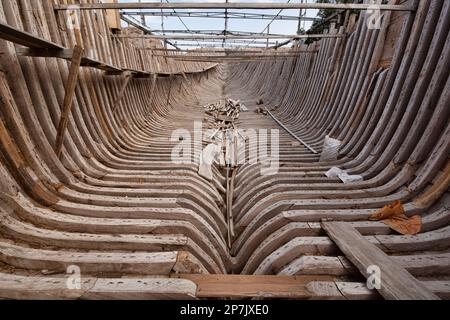 Intérieur d'un dhow traditionnel géant dans l'usine de construction navale de sur, Ash Sharqiyah, Oman Banque D'Images