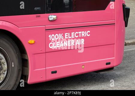 Pink metro translink 100% électrique belfast City bus société de transport public Belfast Irlande du Nord Royaume-Uni Banque D'Images