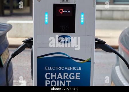 esb véhicule électrique point de charge deux voitures Belfast Irlande du Nord Royaume-Uni esb est la compagnie d'électricité de la république d'irlande dans toute l'irlande Banque D'Images