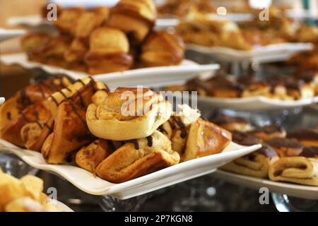 Pâte feuilletée à la crème au chocolat. Petits pains frais pour le petit déjeuner sur une assiette Banque D'Images