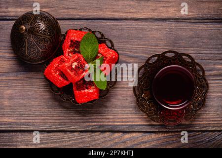 Délice turc traditionnel avec un verre de thé, vue de dessus. Banque D'Images