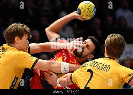 Agustin Casado (C) en action contre Elliot Stenmalm (L) et Jonathan Carlsbogard pendant le match de handball de la coupe EHF pour hommes entre la Suède et l'Espagne à l'aréna Saab de Linkoping, Suède, on 08 mars 2023.photo: Jonas Ekstromer / TT / code 10030 Banque D'Images