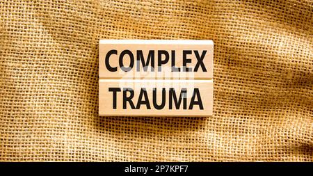 Symbole de traumatisme complexe. Concept mots trauma complexe sur bloc de bois. Magnifique toile de fond de table. Psychologie des affaires complexe trauma conc Banque D'Images