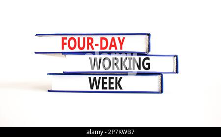 Symbole de semaine de travail de quatre jours. Concept mots semaine de travail de quatre jours sur des livres sur une belle table blanche fond blanc. Et quatre jours de travail Banque D'Images
