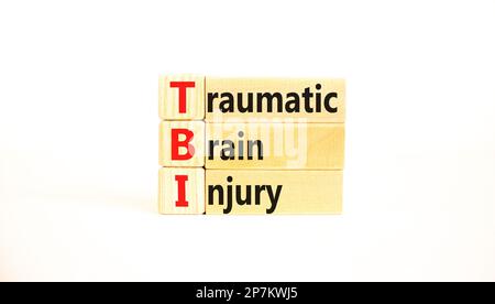 Symbole de lésion cérébrale traumatique TBI. Mots-clés TBI traumatisme crânien sur des blocs de bois sur une belle table blanche fond blanc. Médical et Banque D'Images