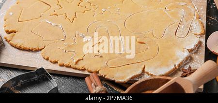 Processus de fabrication des biscuits de pain d'épice de Noël sur la table Banque D'Images