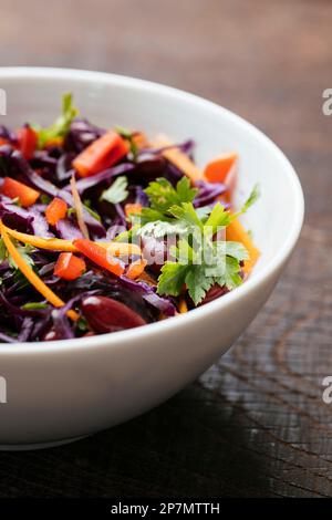 Salade de haricots rouges et de chou pourpre faits maison avec carottes et poivron rouge. Banque D'Images