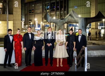 BRATISLAVA - le roi Willem-Alexander et la reine Maxima posent avec le président Zuzana Caputov‡ (4th L) et sa famille pour une photo avant le contre-spectacle au Théâtre national slovaque le deuxième jour de la visite d'État de trois jours en Slovaquie. ANP REMKO DE WAAL pays-bas hors - belgique hors Banque D'Images