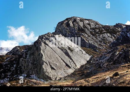 Tryfan Fach (Little Tryfan) est une petite montagne près de Tryfan, dans la vallée d'Ogwen, dans le parc national de Snowdonia, au pays de Galles. Banque D'Images