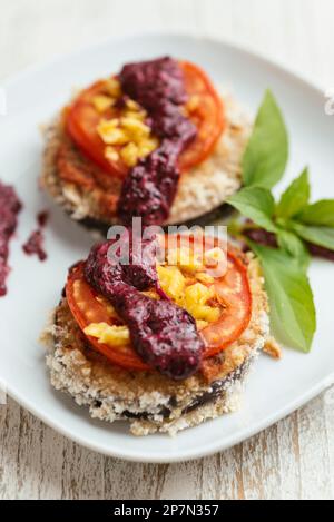 Piles d'aubergines panées faites maison avec pesto d'amaranth violet. Banque D'Images