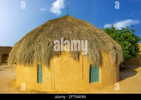 Maison de hutte de boue au milieu du désert de Thar Banque D'Images