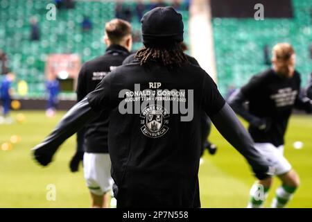 Les joueurs bernians portant des chemises en mémoire du président bernian Ronald Gordon qui est décédé sur 21 février avant le match cinch Premiership à Easter Road, Édimbourg. Date de la photo: Mercredi 8 mars 2023. Banque D'Images