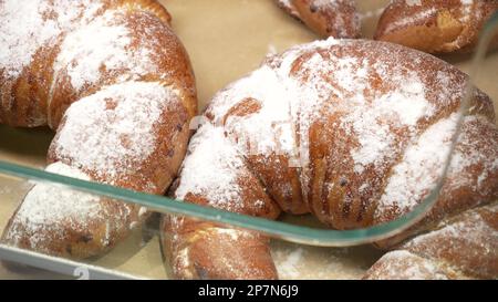 Des rangées de petits pains frais chauds sont en démonstration dans le kiosque de boulangerie de l'épicerie locale Banque D'Images