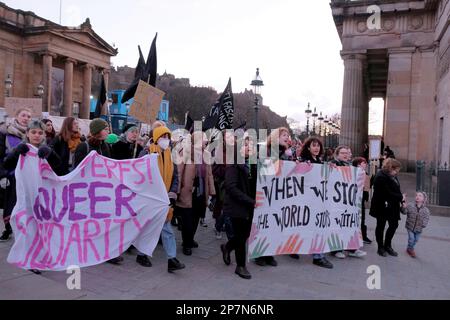 Édimbourg, Écosse, Royaume-Uni. 8th mars 2023. Manifestations et activités pour la Journée internationale de la femme sur la place Brison, le thème de cette année est international et la solidarité de grève, avec un accent sur les luttes des femmes iraniennes. La marche arrive au monticule. Crédit : Craig Brown/Alay Live News Banque D'Images