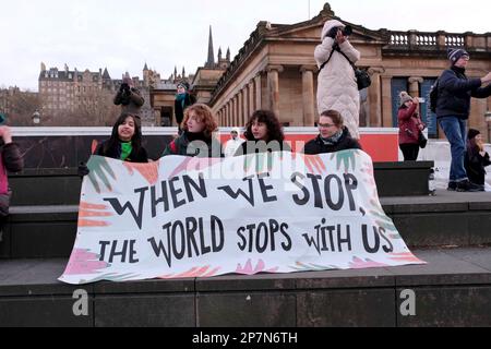 Édimbourg, Écosse, Royaume-Uni. 8th mars 2023. Manifestations et activités pour la Journée internationale de la femme sur la place Brison, le thème de cette année est international et la solidarité de grève, avec un accent sur les luttes des femmes iraniennes. La marche se termine à la Mound. Crédit : Craig Brown/Alay Live News Banque D'Images