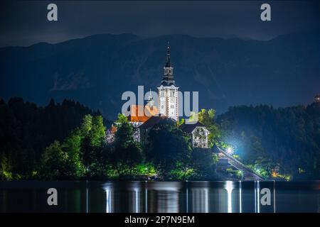 Vue nocturne sur le lac de Bled, Bled, Slovénie Banque D'Images