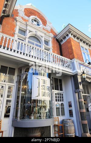 Le populaire bar de théâtre Stage Door, qui sert des plats de pub anglais standard et des bières, se trouve sur Compton Street, à Eastbourne, East Sussex, Royaume-Uni Banque D'Images