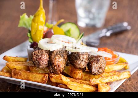 cafevcici avec frites et rondelles d'oignon Banque D'Images