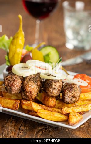 cafevcici avec frites et rondelles d'oignon Banque D'Images