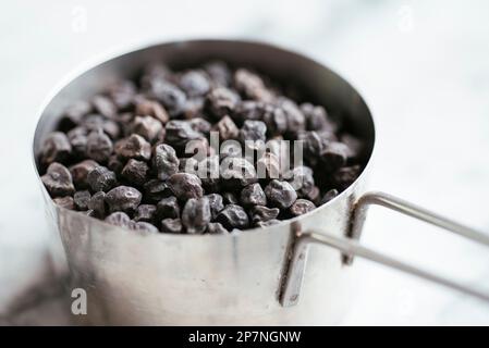 Une tasse de pois chiches noirs (ceci neri), une variété spéciale de pois chiches d'Italie. Banque D'Images