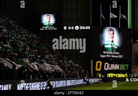 Les fans Hibernians tiennent des foulards à la mémoire du président Ron Gordon qui est décédé le 21st février avant le lancement du match cinch Premiership à Easter Road, Édimbourg. Date de la photo: Mercredi 8 mars 2023. Banque D'Images