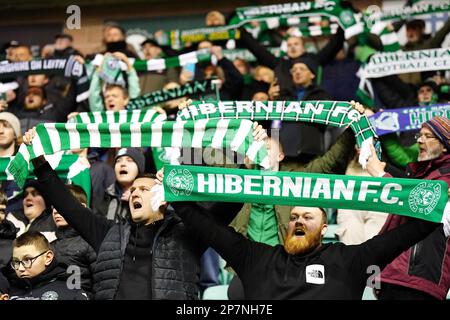 Les fans Hibernians tiennent des foulards à la mémoire du président Ron Gordon qui est décédé le 21st février avant le lancement du match cinch Premiership à Easter Road, Édimbourg. Date de la photo: Mercredi 8 mars 2023. Banque D'Images