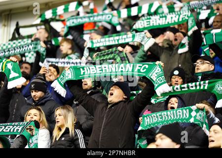 Les fans Hibernians tiennent des foulards à la mémoire du président Ron Gordon qui est décédé le 21st février avant le lancement du match cinch Premiership à Easter Road, Édimbourg. Date de la photo: Mercredi 8 mars 2023. Banque D'Images