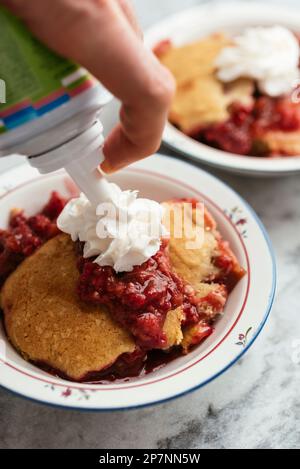 Cobbler à la framboise vegan maison. Banque D'Images