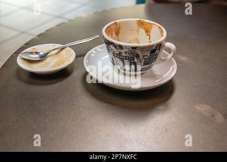tasse et soucoupe utilisées par le client avec un petit plat blanc placé sur une table Banque D'Images