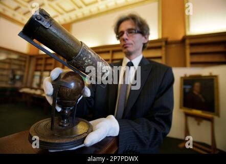 Le chef de la bibliothèque de la Royal Society, Keith Moore (à droite ...