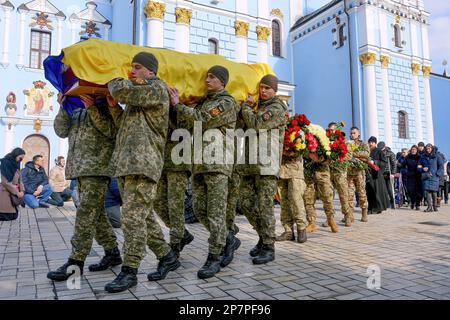 Le personnel militaire ukrainien porte le cercueil avec le corps du militaire Oleksiy Sokolovsky pendant un service commémoratif à St. Cathédrale de Michael à Kiev. Oleksiy Sokolovsky a pris part aux hostilités lancées par la Russie à Donbass en 2014, lorsqu'il a été blessé lors de violents combats près de Donetsk, pour lesquels il a reçu l'ordre du courage III, Mais après l'invasion à grande échelle de la Russie en 2022, il est parti à nouveau pour combattre la mort d'Oleksiy sur 7 février 2023 près de Bakhmut, où l'armée de la Fédération de Russie mène actuellement des opérations offensives. (Photo par Oleksandr Gusev Banque D'Images