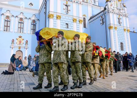 Le personnel militaire ukrainien porte le cercueil avec le corps du militaire Oleksiy Sokolovsky pendant un service commémoratif à St. Cathédrale de Michael à Kiev. Oleksiy Sokolovsky a pris part aux hostilités lancées par la Russie à Donbass en 2014, lorsqu'il a été blessé lors de violents combats près de Donetsk, pour lesquels il a reçu l'ordre du courage III, Mais après l'invasion à grande échelle de la Russie en 2022, il est parti à nouveau pour combattre la mort d'Oleksiy sur 7 février 2023 près de Bakhmut, où l'armée de la Fédération de Russie mène actuellement des opérations offensives. (Photo par Oleksandr Gusev Banque D'Images