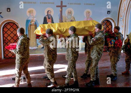 Le personnel militaire ukrainien porte le cercueil avec le corps du militaire Oleksiy Sokolovsky pendant un service commémoratif à St. Cathédrale de Michael à Kiev. Oleksiy Sokolovsky a pris part aux hostilités lancées par la Russie à Donbass en 2014, lorsqu'il a été blessé lors de violents combats près de Donetsk, pour lesquels il a reçu l'ordre du courage III, Mais après l'invasion à grande échelle de la Russie en 2022, il est parti à nouveau pour combattre la mort d'Oleksiy sur 7 février 2023 près de Bakhmut, où l'armée de la Fédération de Russie mène actuellement des opérations offensives. Banque D'Images