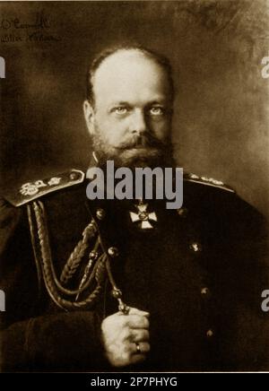 1885 CA , Paris , FRANCE : le tsar RUSSE ALEXANDRE III ( 1845 – 1894 ) régna comme empereur de Russie de 1881 à sa mort en 1894 . Deuxième fils de Tsar Alexandre II par sa femme Marie de Hesse-Darmstadt . Alexandre III avait six enfants de son mariage avec la princesse Dagmar du Danemark , également connue sous le nom de Marie Feodorovna . Père du dernier empereur de Russie , le Tsar Nicholas II ( 1868 - 1918 ), marié en 1894 avec la princesse Alix de Hesse et par le Rhin . - Foto storiche - foto storica - barbe - barba - portrait - ritratto - nobiltà - noblesse - nobili - nobile - BELLE EPOQUE - RUSSIE - ZAR Banque D'Images