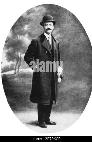 1816 c, ESPAGNE : le célèbre compositeur ESPAGNOL MANUEL DE FALLA ( 1876 - 1946 ). Pour les Diaghilev BALLETS RUSSES compose le ballet LE CHAPEAU À TROIS CORNED (il cappello a tre punte ) en 1919 . Son Opéra LA VIDA BREVE a remporté un prix en tant que meilleur opéra espagnol en 1905 . - COMPISITORE - OPERA LIRICA - CLASSICA - CLASSIQUE - PORTRAIT - RITRATTO - MUSICISTA - MUSICA - BOW - CRAVATTA - TIE - chapeau derby - cappello - bombetta - baffi - moustache --- ARCHIVIO GBB Banque D'Images