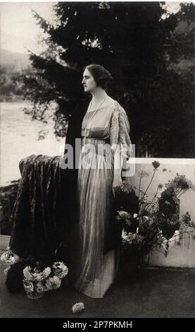 1918 c, ROUMANIE : PRINCESSE ELISAVETA de ROUMANIE ( Elisabeta , Elizabeth , 1894 - 1956 ). Dans cette photo habillée d'une robe de style Renaissance créée par le peintre vénitien MARIANO FORTUNY y MADRAZO , le même modèle habillé par la célèbre actrice Eleonora Duse . Elisaveta s'est mariée en 1921 ( divorcée en 1935 ) avec le roi George II des Hellènes ( 1890 - 1947) . Fille de la reine Maria de ROUMANIE ( princesse de SAX COBURG GOTHA , 1875 - 1938 ), mariée avec Ferdinand Roi de Roumanie ( de HOHENZALLERN SIGMARINGEN HOHENZOLLERN ), fille du duc d'Edinburg Alfred et de la grande duchesse Marie Alexa Banque D'Images